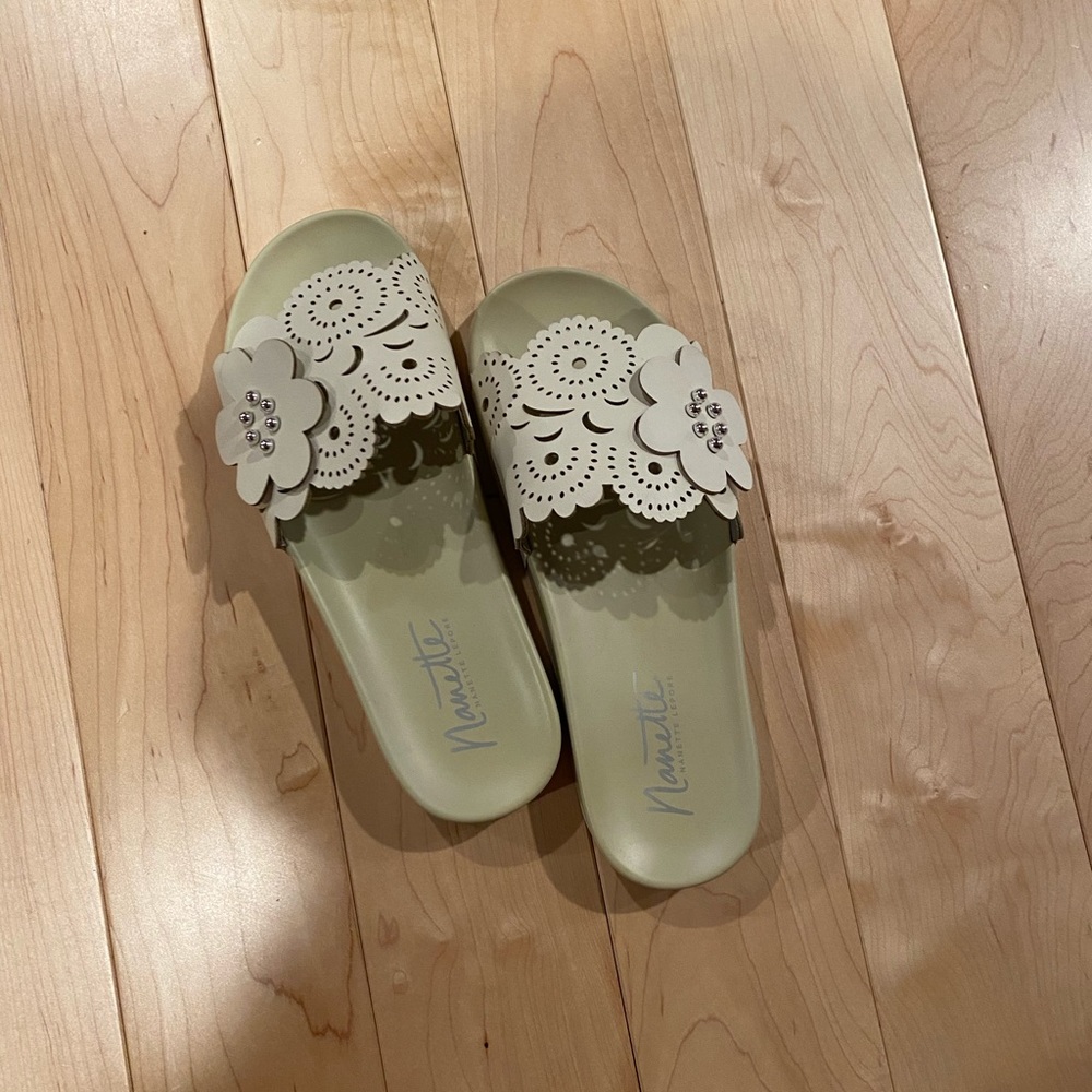 Beach slippers: slides sz 9